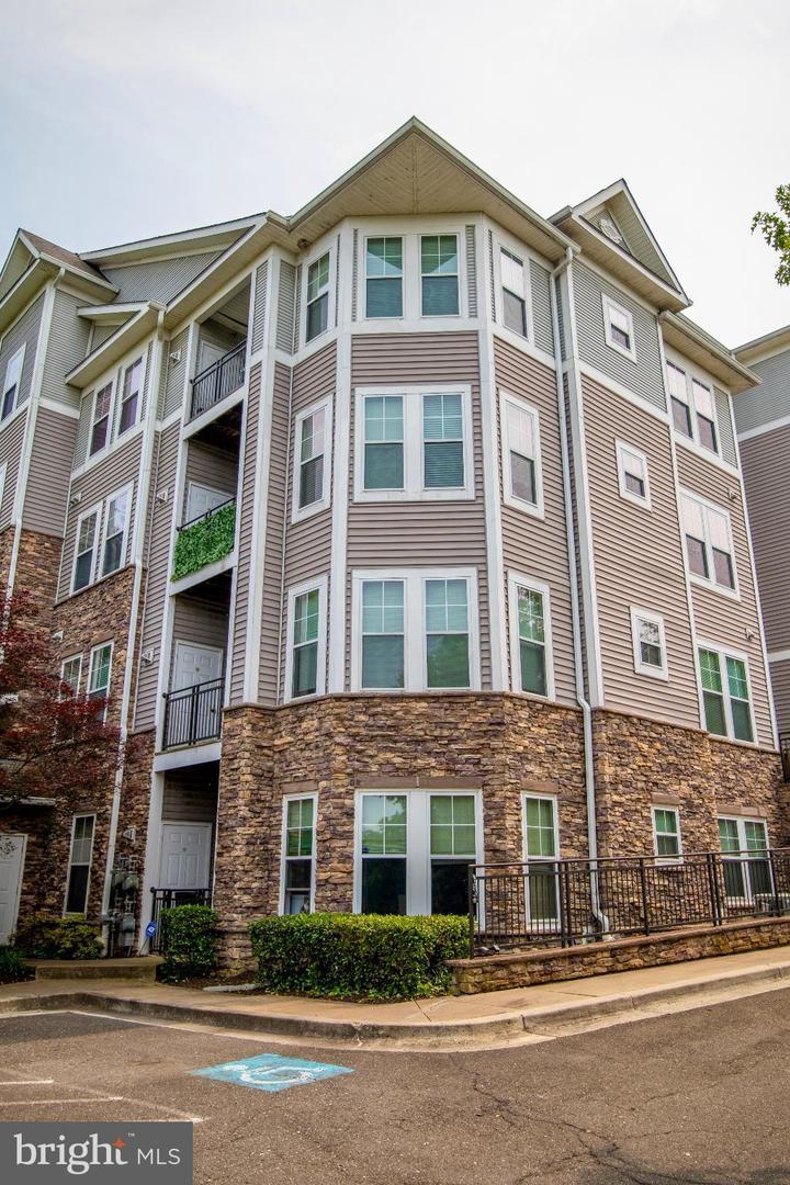 2/2 Condo with wood floors property image