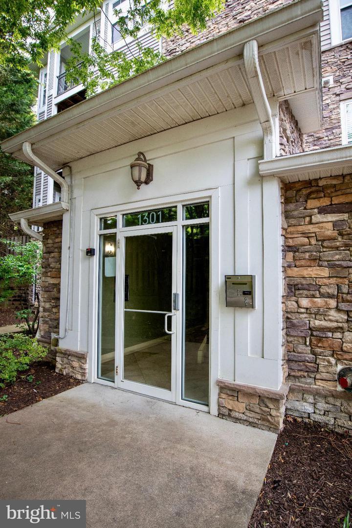 2/2 Condo with wood floors property image