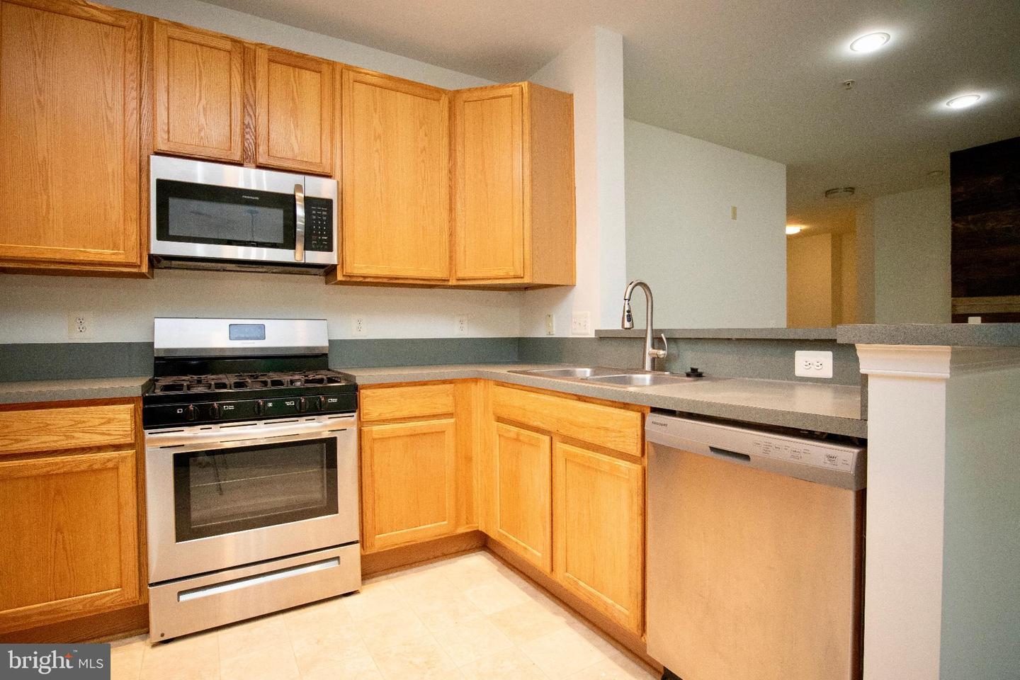 2/2 Condo with wood floors property image