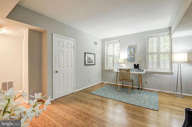 2 bedroom condo, 2 levels, 2 bath, 1 parking space property image