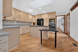 4 bedroom house with 1 car garage property image