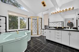 4 bedroom house with 1 car garage property image