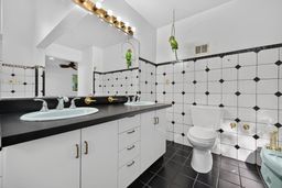4 bedroom house with 1 car garage property image