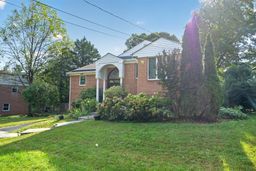 4 bedroom house with 1 car garage property image